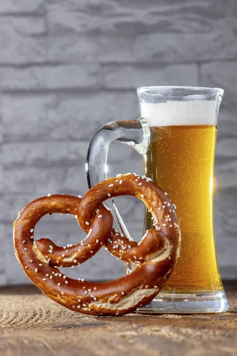 Stampa con cornice : Birra con brezel Stampa con cornice : Birra con brezel