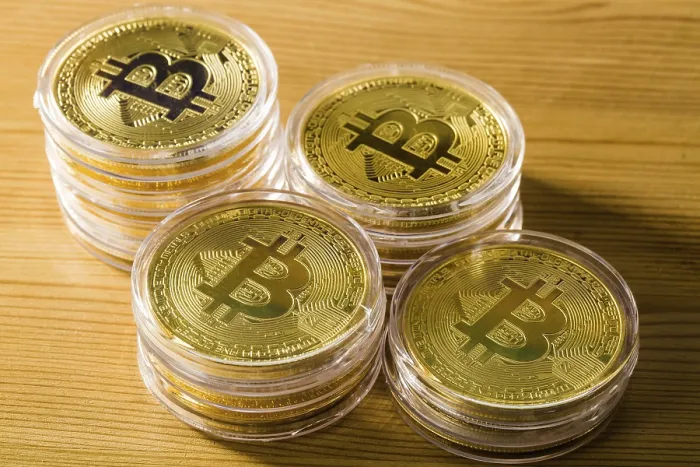 Stampa con cornice : Bitcoins su sfondo chiaro. Stampa con cornice : Bitcoins su sfondo chiaro.
