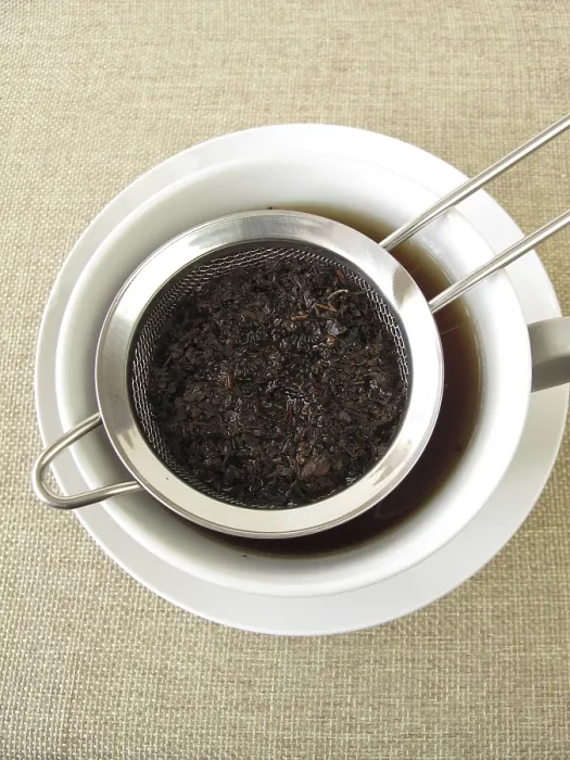 Stampa con cornice : Tè nero in un filtro per tè.