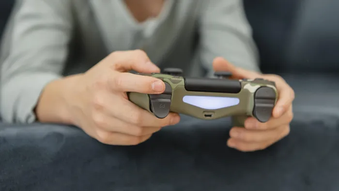 Stampa con cornice : Il ragazzo gioca con il controller. Stampa con cornice : Il ragazzo gioca con il controller.