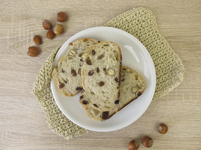 Stampa con cornice : Pane con sultani e nocciole. Stampa con cornice : Pane con sultani e nocciole.