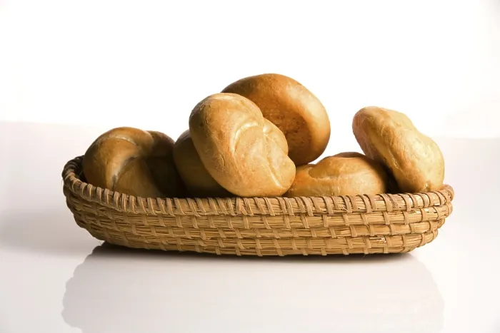 Stampa con cornice : Un contenitore per pane con panini