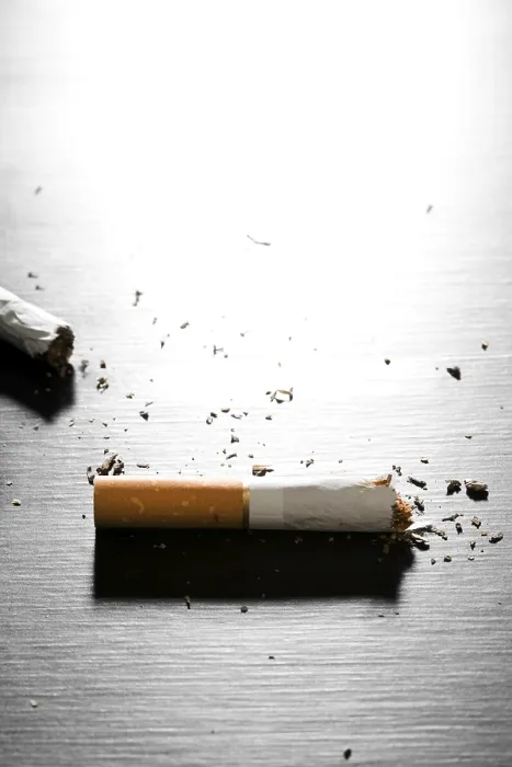 Stampa con cornice : Cigarro rotto