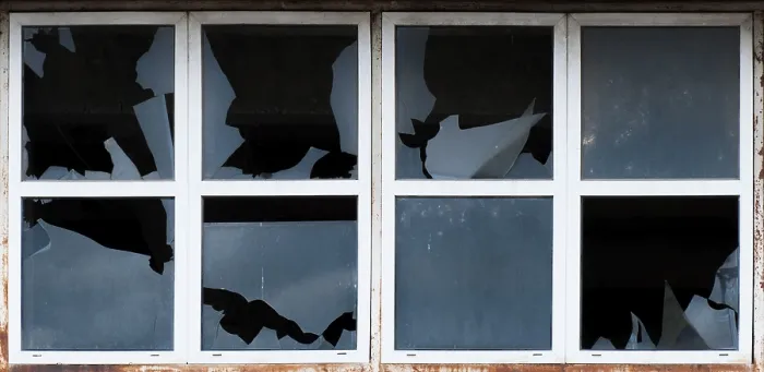 Stampa con cornice : Finestre rotte di un vecchio edificio. Tavole bianche. Stampa con cornice : Finestre rotte di un vecchio edificio. Tavole bianche.