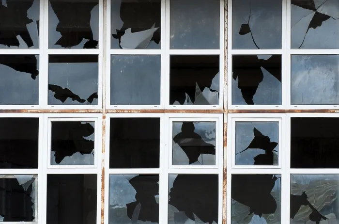 Stampa con cornice : Finestre rotte di un vecchio edificio. Fregi bianchi.