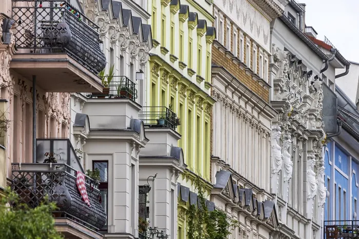 Stampa con cornice : Edificio con facciata colorata su Oderberger Straße. Stampa con cornice : Edificio con facciata colorata su Oderberger Straße.