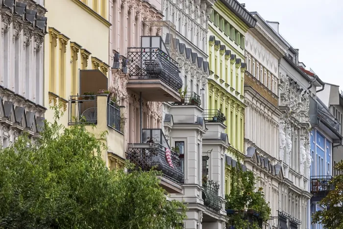 Stampa con cornice : Edificio con facciata colorata su Oderberger Straße. Stampa con cornice : Edificio con facciata colorata su Oderberger Straße.