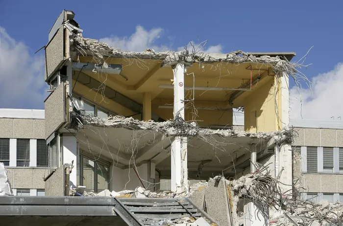 Stampa con cornice : Edificio in fase di demolizione. Stampa con cornice : Edificio in fase di demolizione.