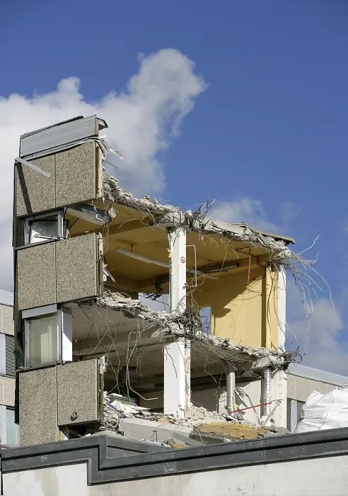 Stampa con cornice : Edificio in fase di demolizione. Stampa con cornice : Edificio in fase di demolizione.