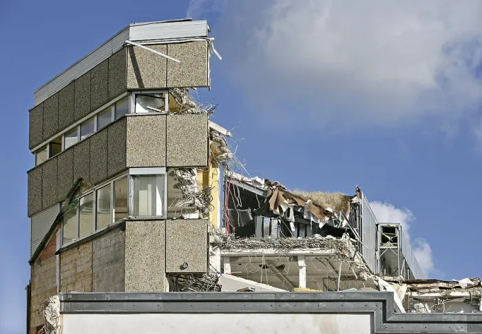 Stampa con cornice : Edificio in corso di demolizione. Stampa con cornice : Edificio in corso di demolizione.