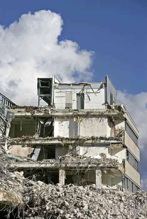 Stampa con cornice : Edificio in corso di demolizione, detriti. Stampa con cornice : Edificio in corso di demolizione, detriti.