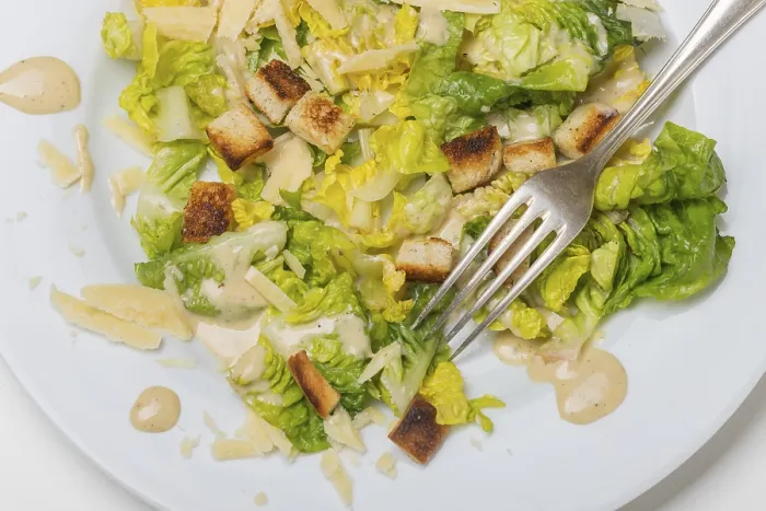 Stampa con cornice : Insalata di Caesar su un piatto.
