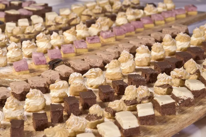 Stampa con cornice : Piatto di torte, buffet.