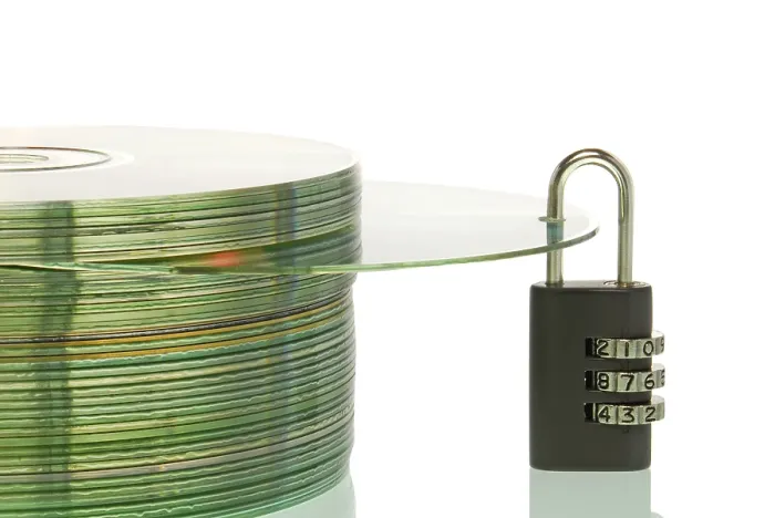 Stampa con cornice : Pila di CD con un CD e un lucchetto. Stampa con cornice : Pila di CD con un CD e un lucchetto.
