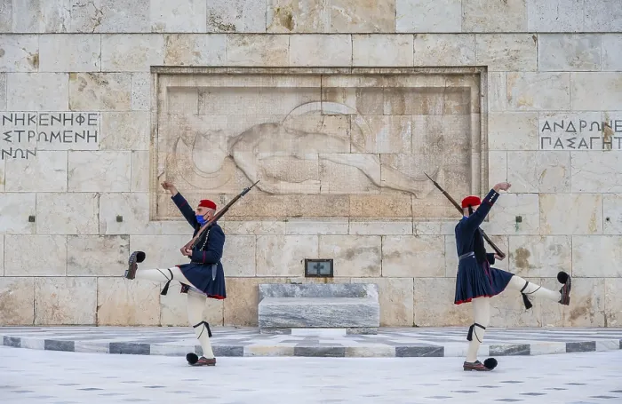 Stampa con cornice : La cambio della guardia.