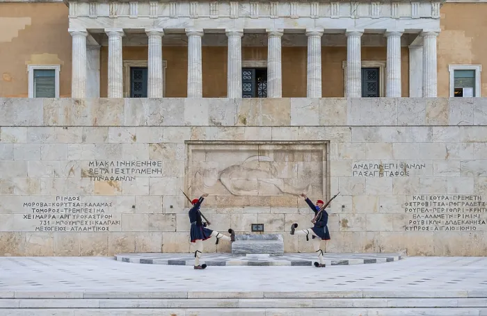 Stampa con cornice : Il cambio della guardia.