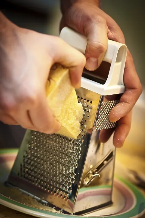 Stampa con cornice : Raschiatura del formaggio. Stampa con cornice : Raschiatura del formaggio.