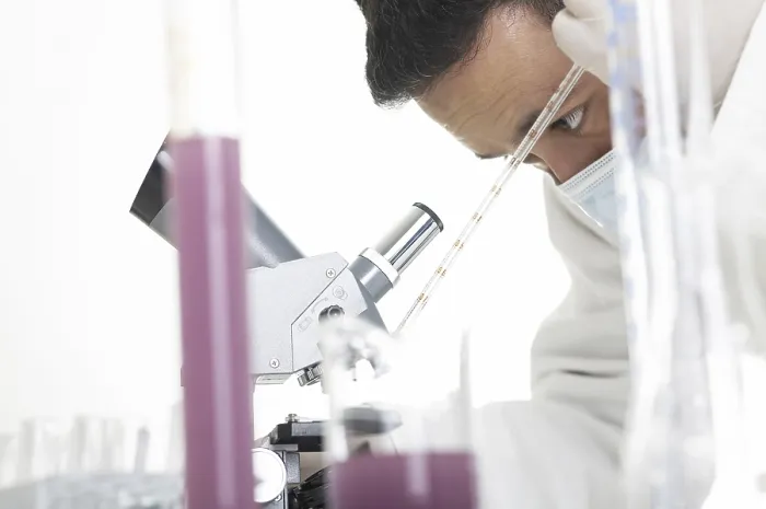 Stampa con cornice : Un chimico in laboratorio