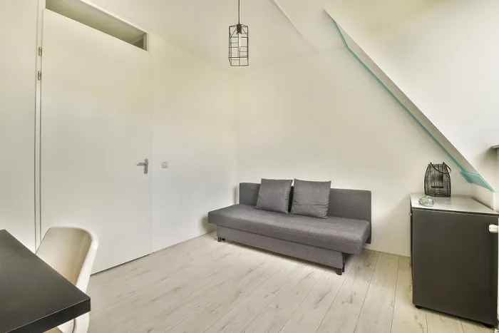 Stampa con cornice : Un ambiente interno elegante e semplice che presenta un divano grigio. Stampa con cornice : Un ambiente interno elegante e semplice che presenta un divano grigio.