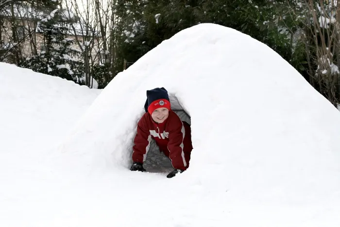Stampa con cornice : Il bambino gioca in un iglù. Stampa con cornice : Il bambino gioca in un iglù.
