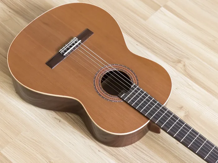 Stampa con cornice : Una chitarra classica con sei corde in nylon. Stampa con cornice : Una chitarra classica con sei corde in nylon.