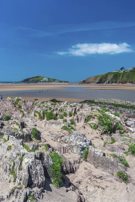 Stampa con cornice : Scogliere e rocce presso la spiaggia di Bantham. Stampa con cornice : Scogliere e rocce presso la spiaggia di Bantham.