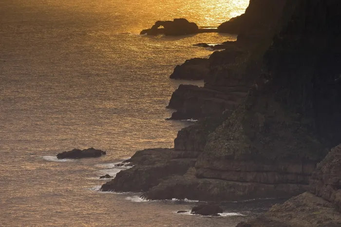 Stampa con cornice : Scogli e mare alla luce del tramonto. Stampa con cornice : Scogli e mare alla luce del tramonto.