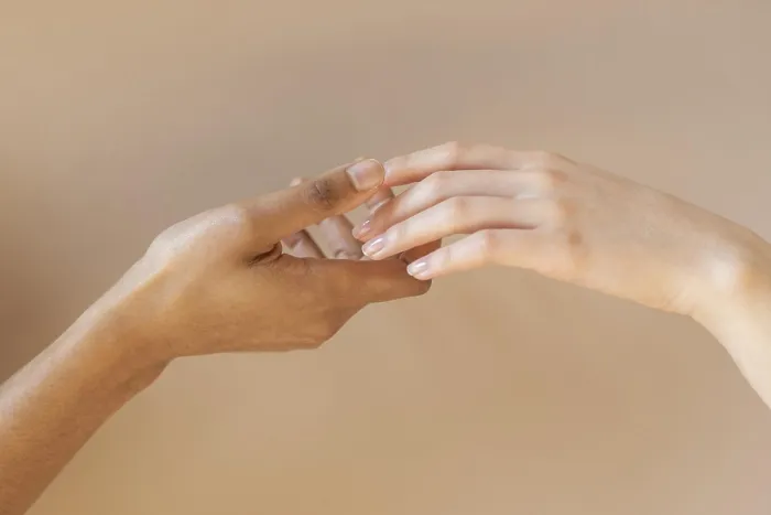 Stampa con cornice : Mani multiculturali si stringono. Stampa con cornice : Mani multiculturali si stringono.