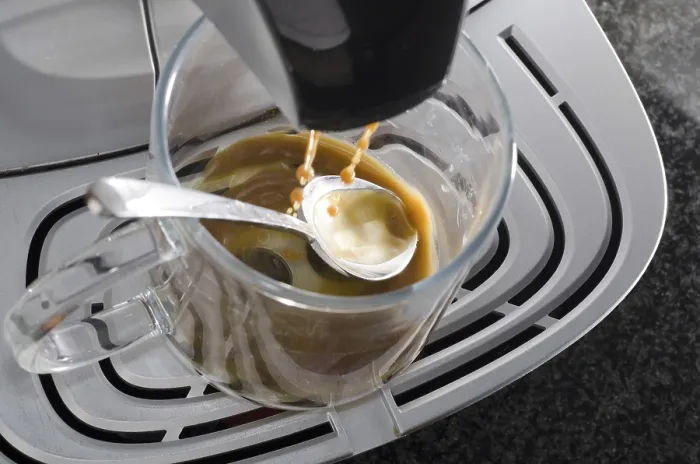 Stampa con cornice : Macchina del Caffè che Fa un Caffè Stampa con cornice : Macchina del Caffè che Fa un Caffè