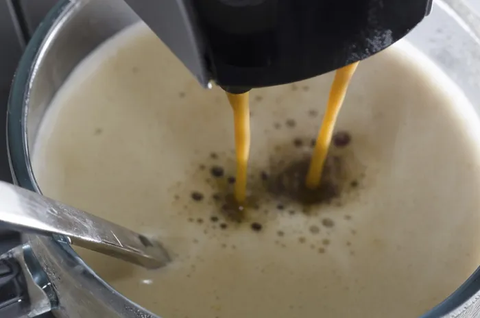 Stampa con cornice : Macchina del caffè che fa un caffè. Stampa con cornice : Macchina del caffè che fa un caffè.