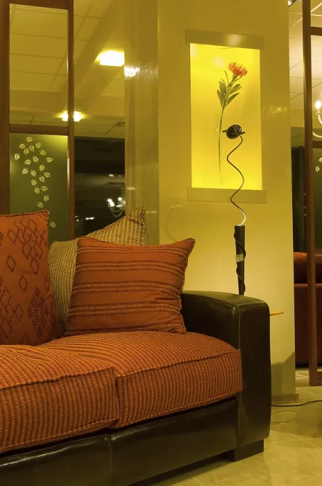 Stampa con cornice : Ambiente comodo con divani. Stampa con cornice : Ambiente comodo con divani.