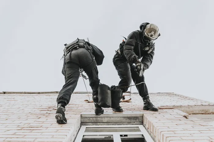 Stampa con cornice : Due comandos si allenano alla base. Stampa con cornice : Due comandos si allenano alla base.