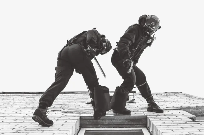 Stampa con cornice : Due comandos si allenano alla base.