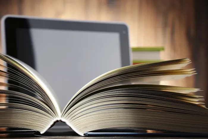 Stampa con cornice : Composizione con libri e tablet computer. Stampa con cornice : Composizione con libri e tablet computer.