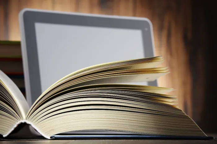 Stampa con cornice : Composizione con libri e tablet computer. Stampa con cornice : Composizione con libri e tablet computer.