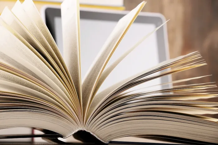 Stampa con cornice : Composizione con libri e tablet computer sulla tavola.