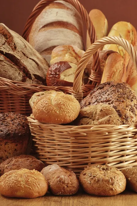 Stampa con cornice : Composizione con pane e panini in cesta di vimini.
