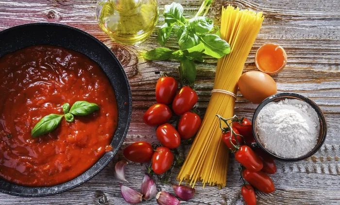 Stampa con cornice : Composizione con spaghetti seccati. Stampa con cornice : Composizione con spaghetti seccati.
