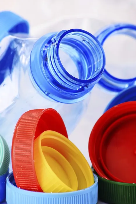 Stampa con cornice : Composizione con bottiglie di plastica e coperchi. Stampa con cornice : Composizione con bottiglie di plastica e coperchi.