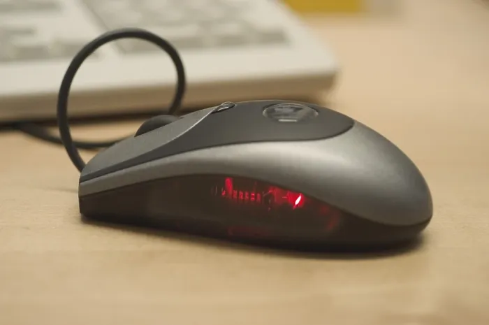 Stampa con cornice : Il mouse del computer sul tavolo. Stampa con cornice : Il mouse del computer sul tavolo.