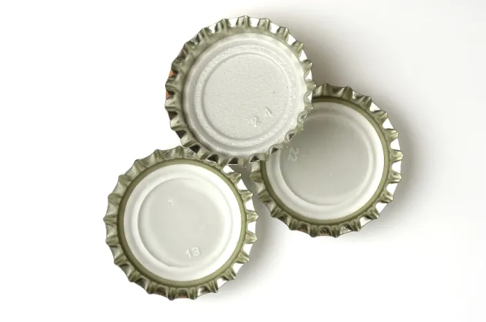 Stampa con cornice : Tre cappelli da birra con tre corone Stampa con cornice : Tre cappelli da birra con tre corone