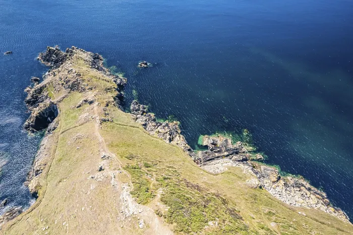 Stampa con cornice : Cudden Point Cliffs viste da un drone, Cornwall, Inghilterra, Regno Unito Stampa con cornice : Cudden Point Cliffs viste da un drone, Cornwall, Inghilterra, Regno Unito