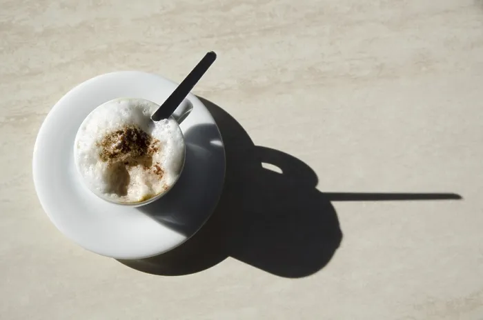 Stampa con cornice : Caffè in una tazza con ombra Stampa con cornice : Caffè in una tazza con ombra