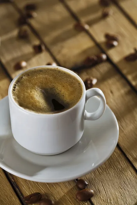 Stampa con cornice : Un bicchiere di caffè sulla tavola.