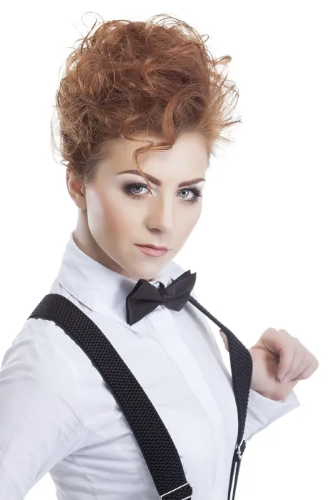 Stampa con cornice : Modello biondo rossastro carino in posa con camicia e cravatta.