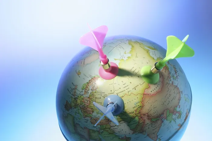 Stampa con cornice : Dardi sul globo. Stampa con cornice : Dardi sul globo.
