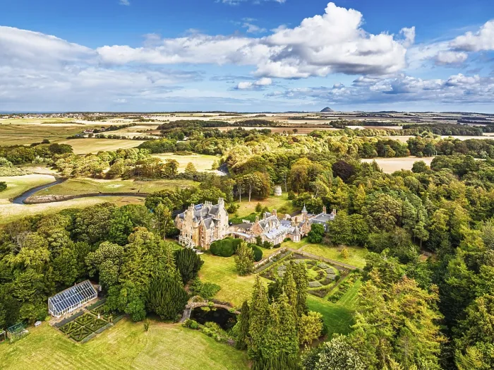 Stampa con cornice : Castello di DefaultLuffness da un drone. Stampa con cornice : Castello di DefaultLuffness da un drone.