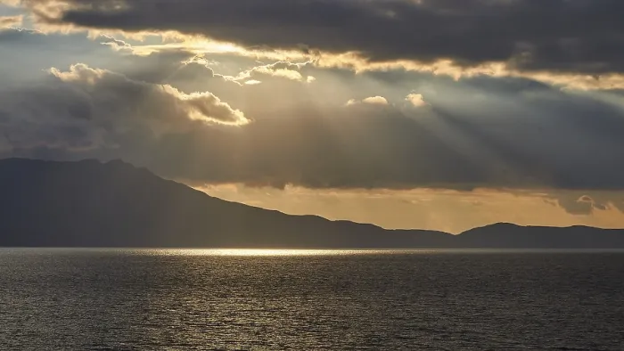 Stampa con cornice : Cielo serale nuvoloso drammatico, raggi del sole che trapassano le nubi.