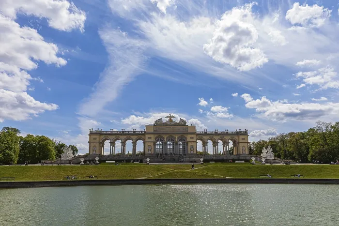 Stampa con cornice : Colonna classica precoce Gloriette. Stampa con cornice : Colonna classica precoce Gloriette.