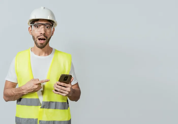 Stampa con cornice : Ingegnere che utilizza e punta al cellulare Stampa con cornice : Ingegnere che utilizza e punta al cellulare